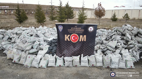 Bitlis Emniyet Müdürlüğü Kaçakçılık ve Organize Suçlarla Mücadele Şube Müdürlüğü Ekiplerince 46 ton 200 kg Kömür Ele Geçirildi
