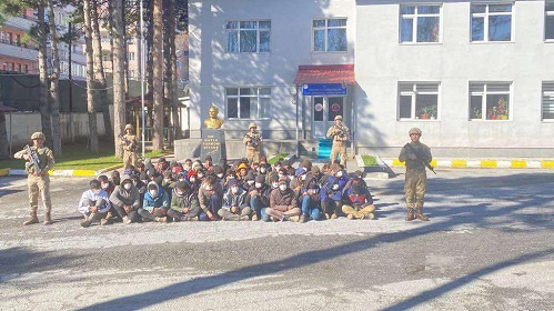 Jandarma Ekiplerimizce Tatvan Dalda Köyü Kırsalında  70 Düzensiz Göçmen Yakalandı