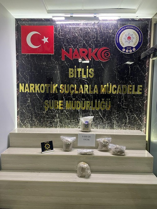 Narkotik Ekiplerimiz Tatvan’da  Otobüs İçerisinde 9 Kilo Eroin Maddesi Ele Geçirdi