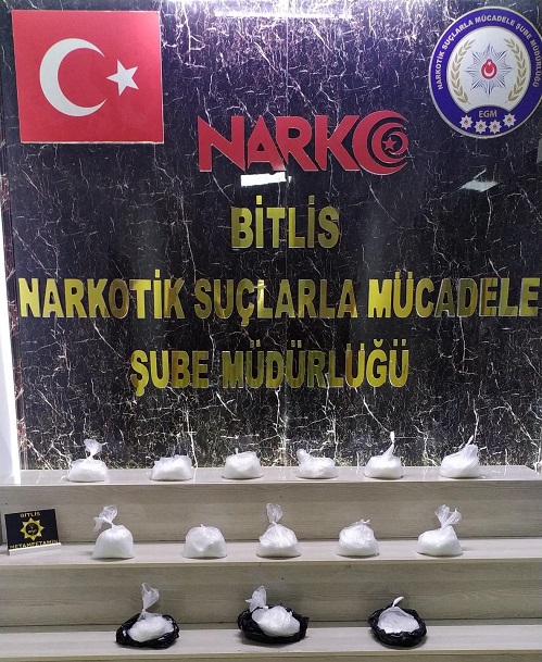 Tatvan’da Durdurulan Araç İçerisinde Yapılan Aramada 10 Kilo 200 Gram Metamfetamin Maddesi Ele Geçirildi