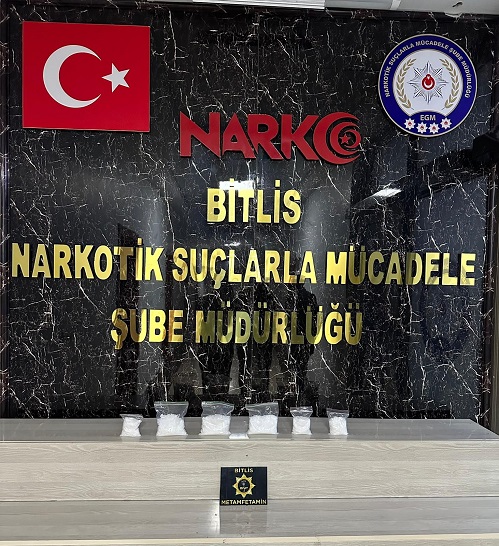 Durdurulan Ticari Taksi İçerisinde Narkotik Ekiplerimizin Yaptığı Aramada 893 Gram Metamfetamin Maddesi Ele Geçirildi