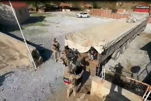 Jandarma Ekiplerimiz Tır Dorsesi İçerisinde 64 Düzensiz Göçmen Yakaladı