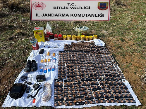 Bitlis Kırsalında BTÖ Mensuplarınca Araziye Gizlenmiş Çok Sayıda Malzeme Ele Geçirildi