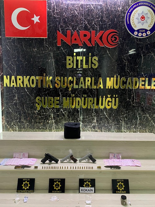 Narkotik Suçlarla Mücadele Şube Müdürlüğünün Yaptığı Operasyonda Çeşitli Miktarlarda Uyuşturucu Maddeler ile 3 Adet Tabanca Ele Geçirildi